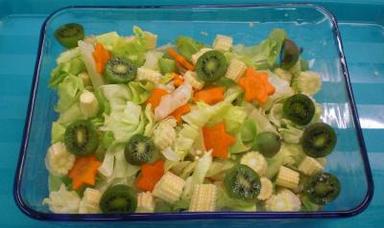 bunter salat für kinder mit möhrensternen und minikiwi