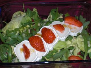 salat mit ziegenkäse und erdbeeren