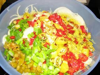tomaten zwiebel salat mit curry