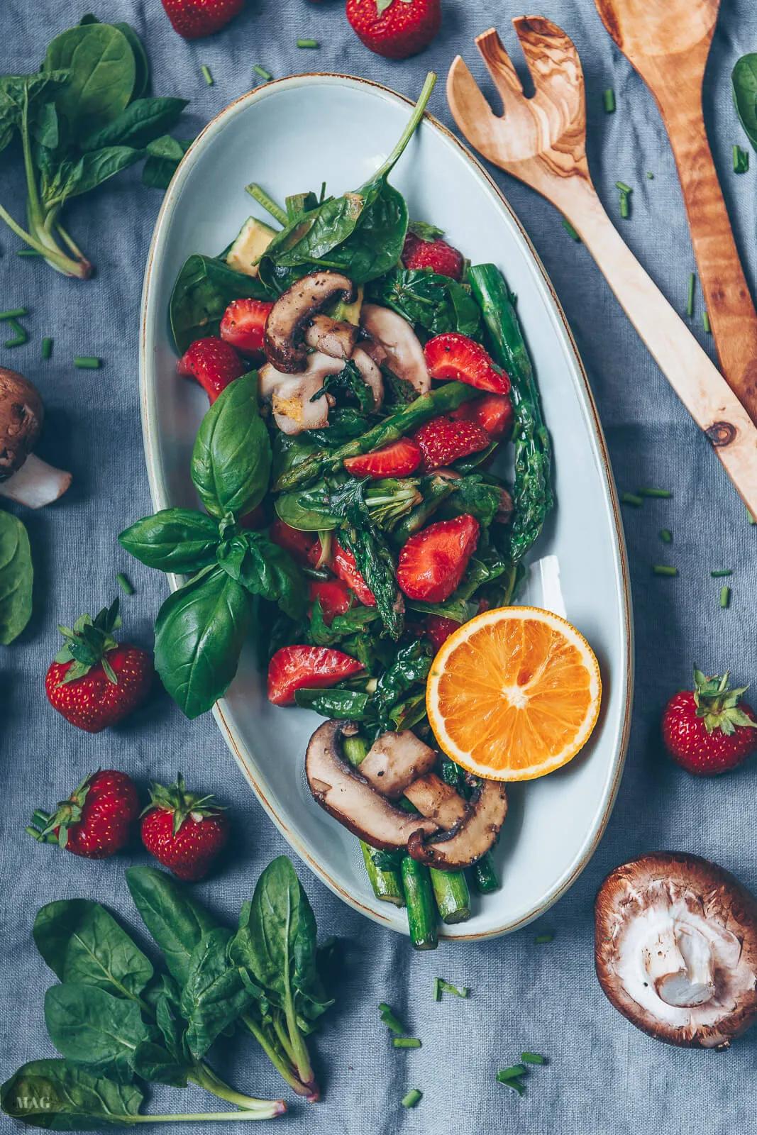 Erdbeer-Spargel-Salat mit Avocado - Mehr als Grünzeug