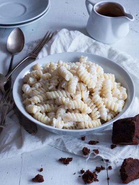 Vanille Milchnudeln mit Cappuccino-Schoko Sauce und Brownie Stückchen ...