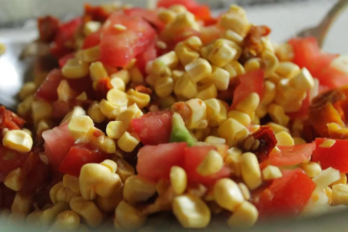 Tomaten-Mais-Salat | Kraftort Rohkostküche