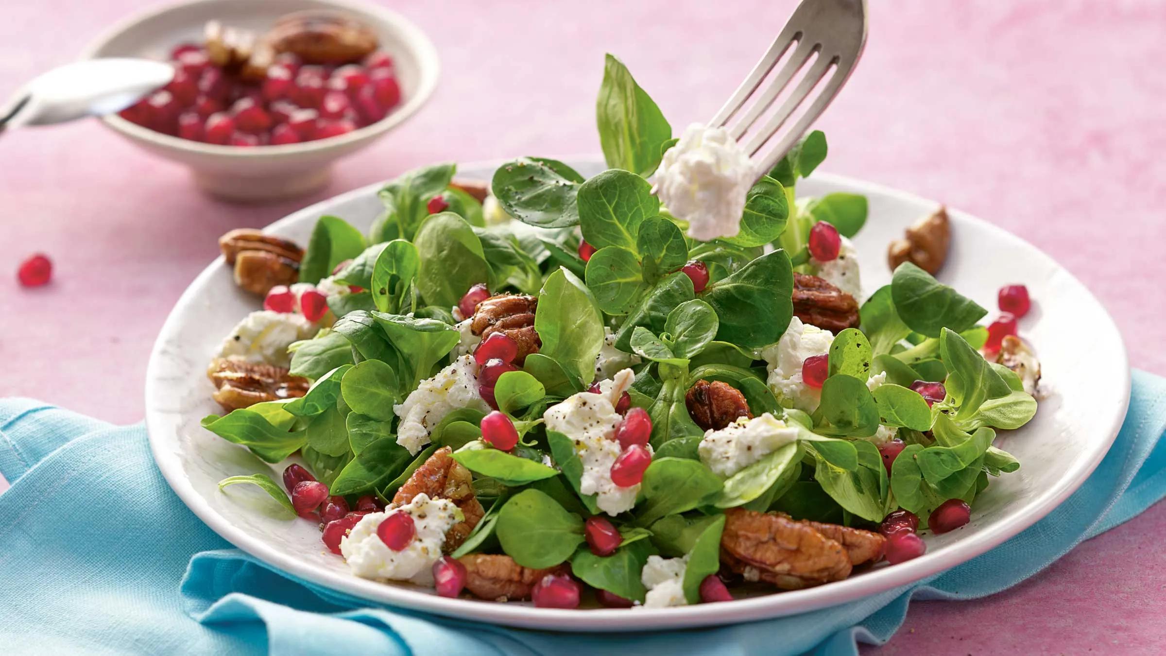 Feldsalat mit Granatapfelkernen, karamellisierten Nüssen und Ziegenkäse ...