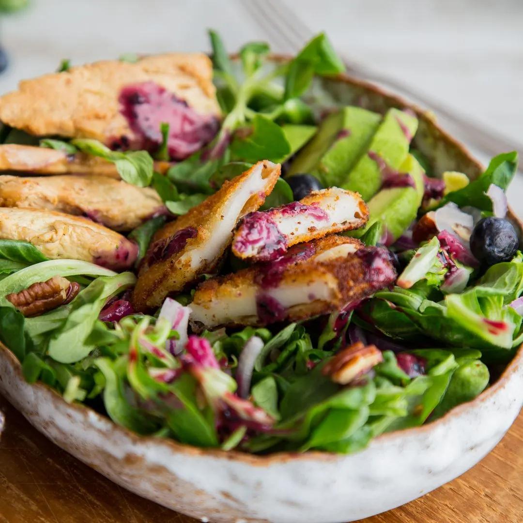 Feierabend-Salat mit Hähnchen und frittiertem Ziegenkäse | Rezept ...