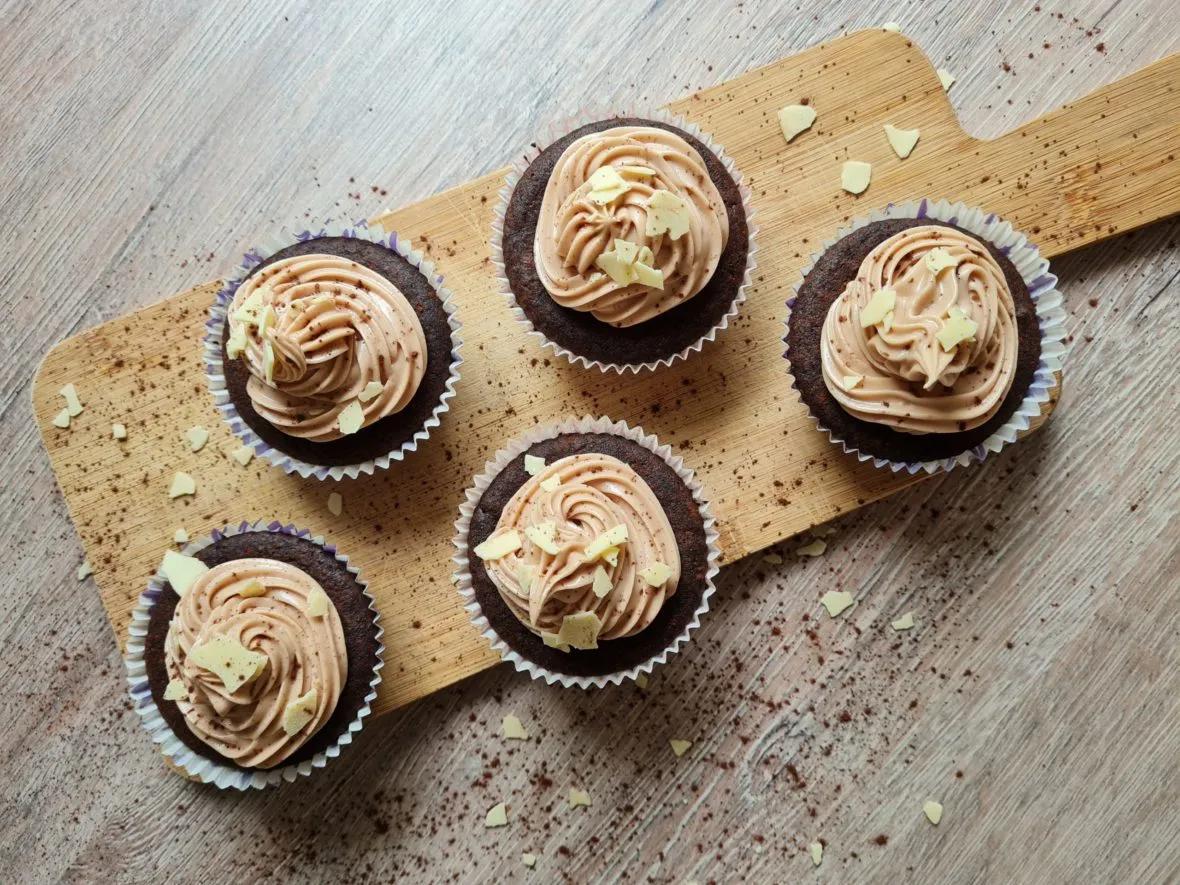 Rezept für kleine, feine Schokoladen Cupcakes mit cremigem Schokoladen ...