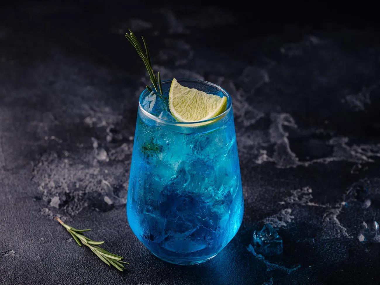 Blue Ocean Cocktail - prickelnd frisch und fruchtig zugleich