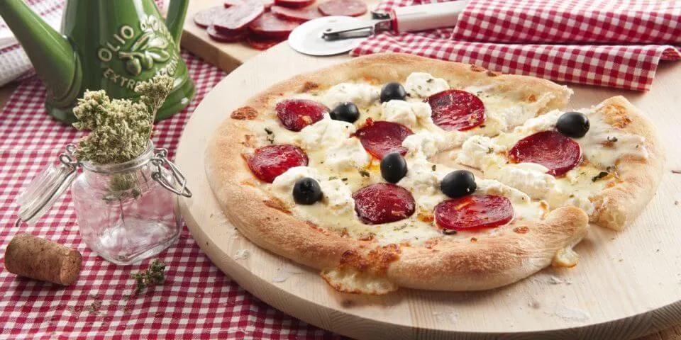 Pizza mit Mozzarella, Ricotta und scharfer Salami – Galbani