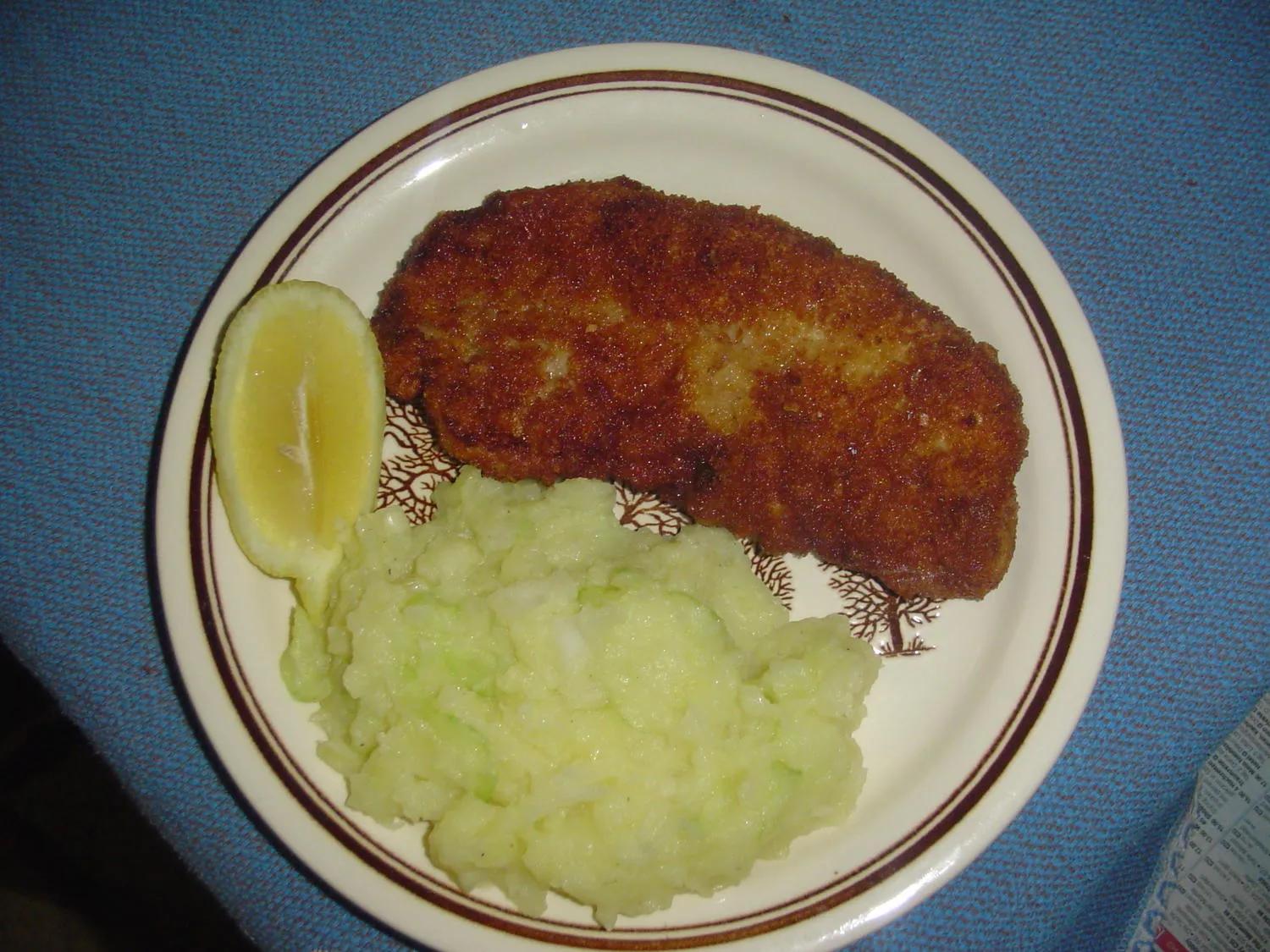 Wiener Schnitzel mit Kartoffel-Gurkensalat - Rezept - kochbar.de