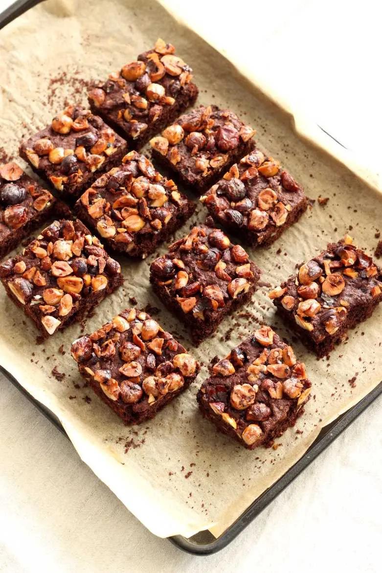 Schoko Brownies Rezept mit Haselnuss-Krokant-Topping von bäckerina