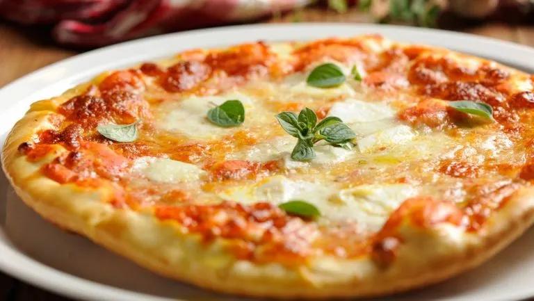 Kleine Pizza Margherita mit Tomaten und Mozzarella – Nur Telefonisch ...