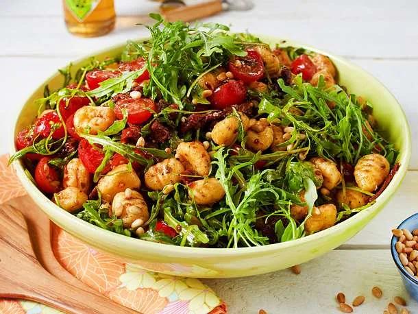 Gnocchi-Salat mit Rucola und getrockneten Tomaten Rezept | LECKER