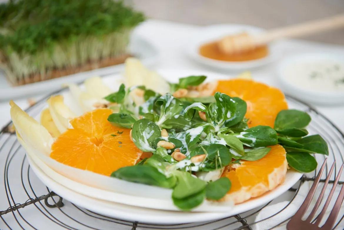 Chicorée-Orangen-Salat mit Fruchtdressing &amp; Pinienkernen - My Other Stories