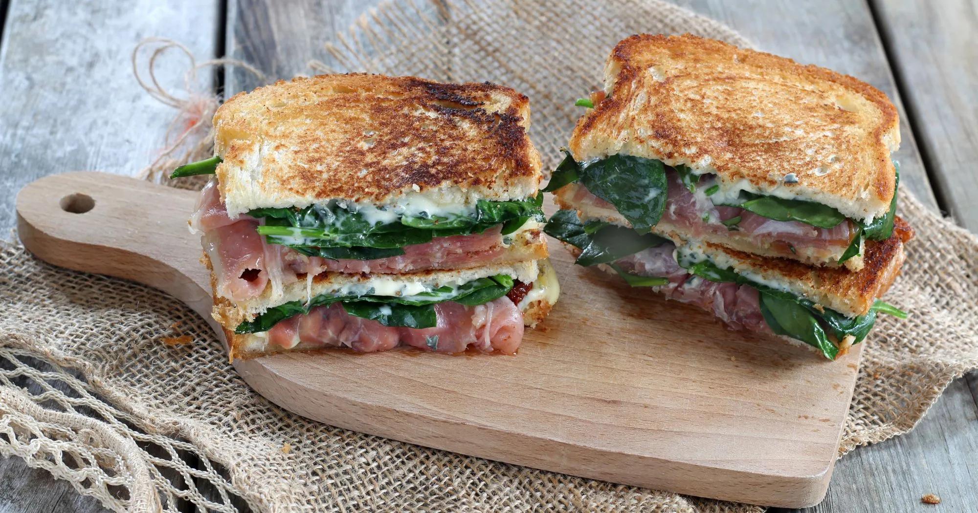 Rezept für saftiges Sandwich mit Serrano-Schinken und Blauschimmelkäse