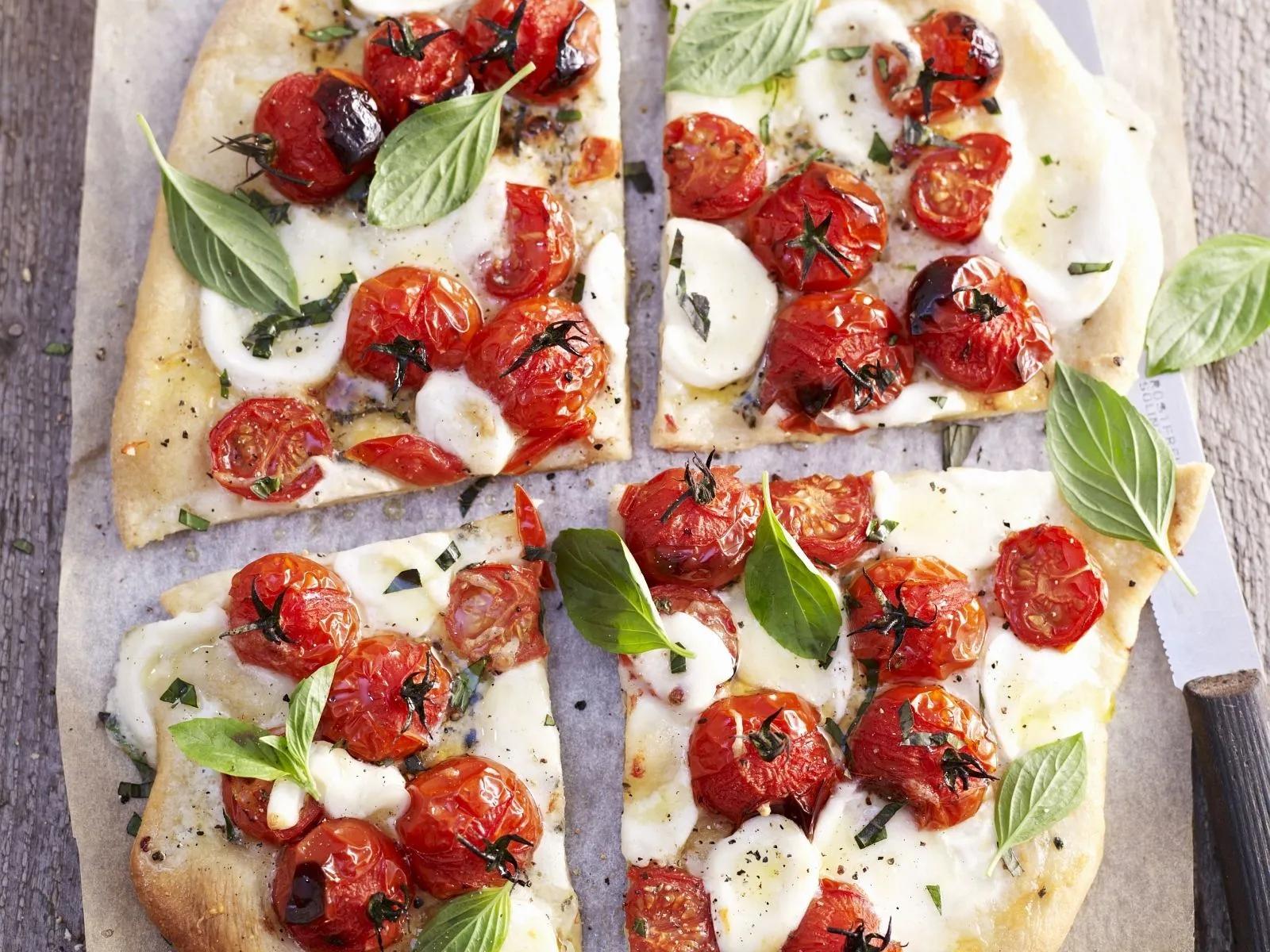 Pizza mit Tomaten, Mozzarella und Basilikum: Smarter Augenschmaus ...
