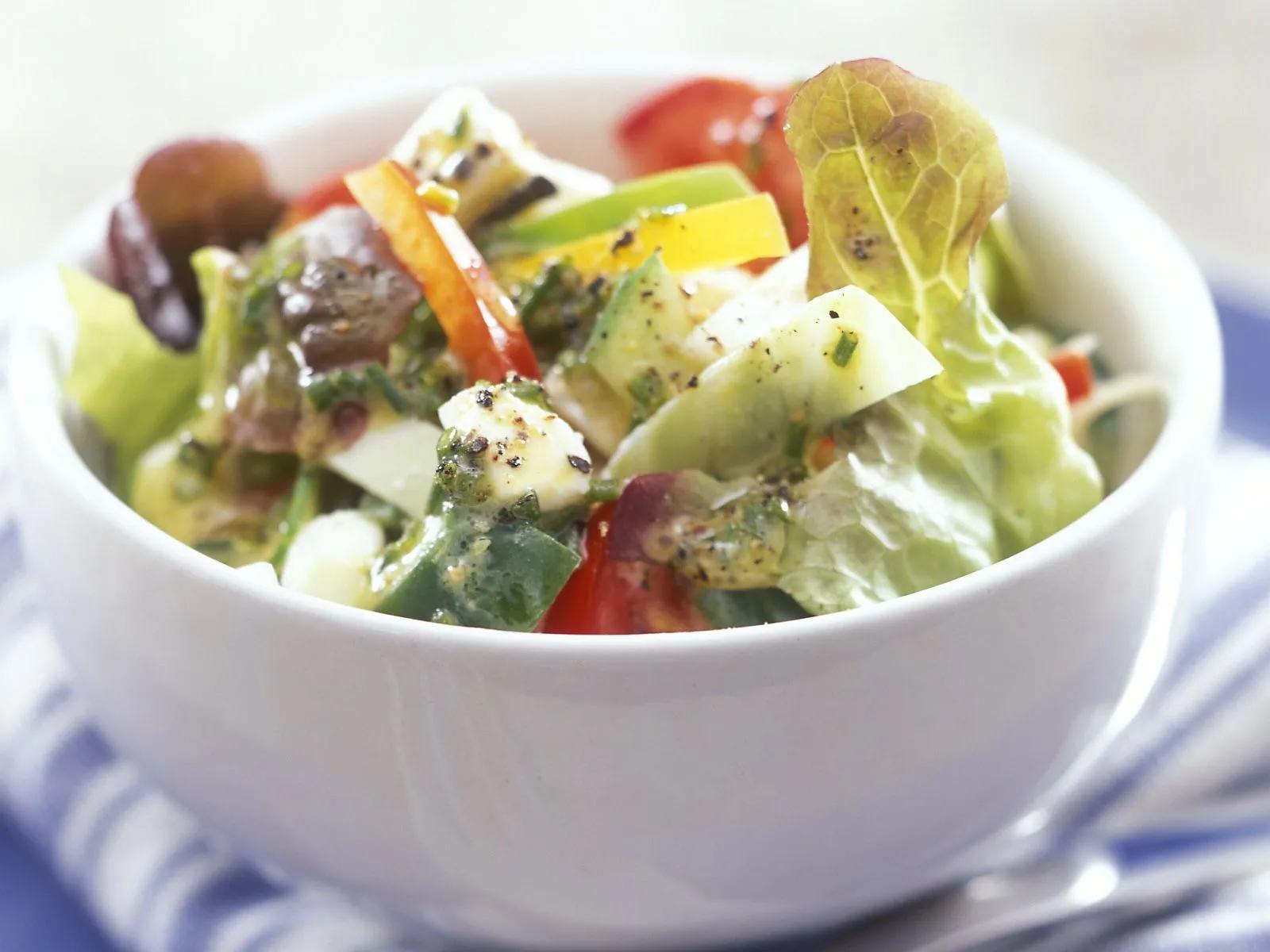 Salat mit Feta, Oliven und Paprika Rezept | EAT SMARTER