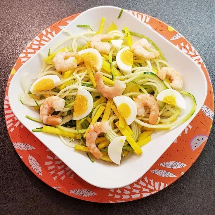 Zoodles-Salat mit Shrimps | Salat mit, Lebensmittel essen, Salat