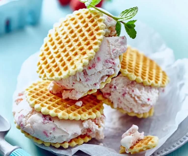 Milchreis-Eis mit Mandellikör und Erdbeeren - Cookidoo® – das ...
