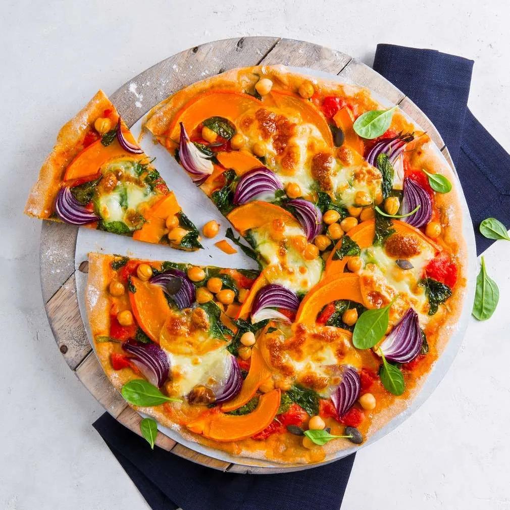 „Superfood Pizza“ - Pizza mit Kürbis und Spinat | Rezept | Superfood ...