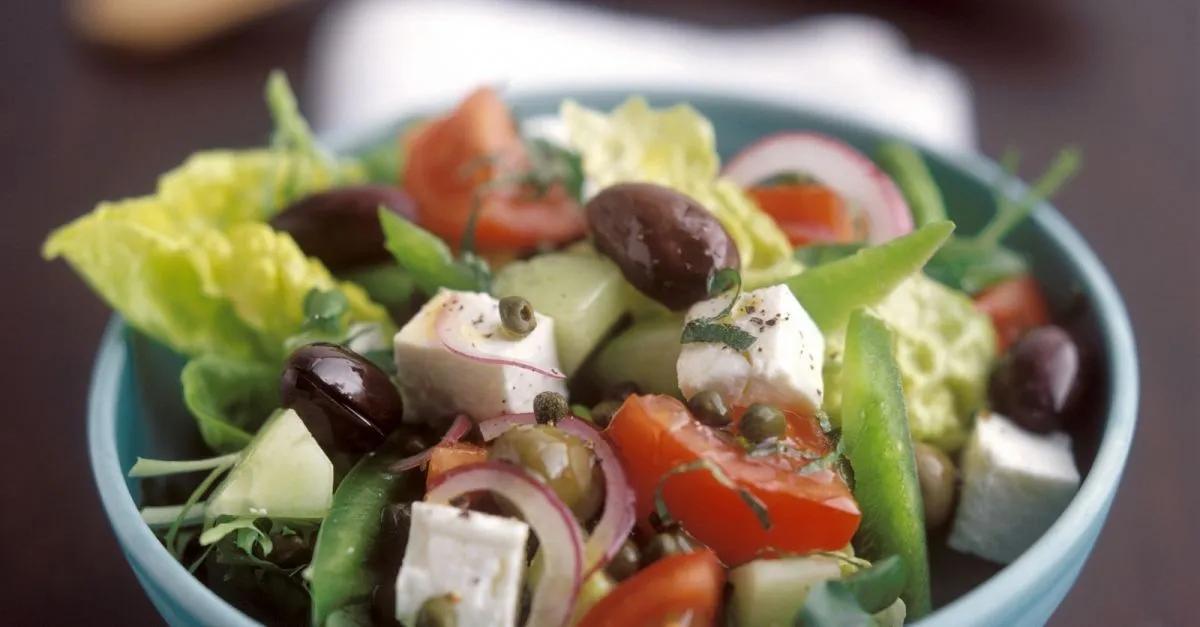 Salat nach griechischer Art ist ein Rezept mit frischen Zutaten aus der ...