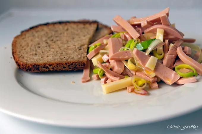 Wurstsalat mit frisch gebackenem Brot - Mimis Foodblog