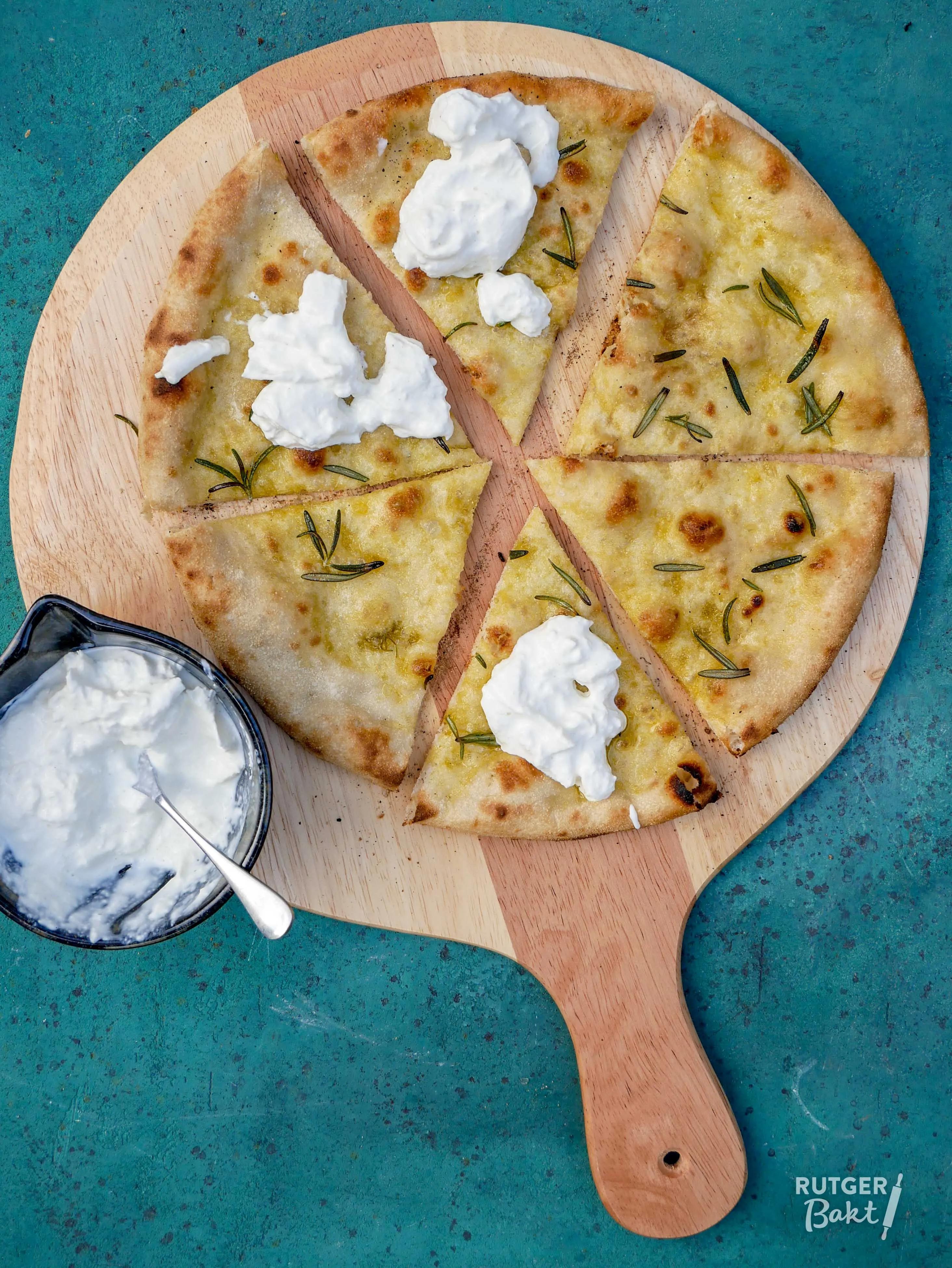 Pizza bianca met burrata - Rutger Bakt