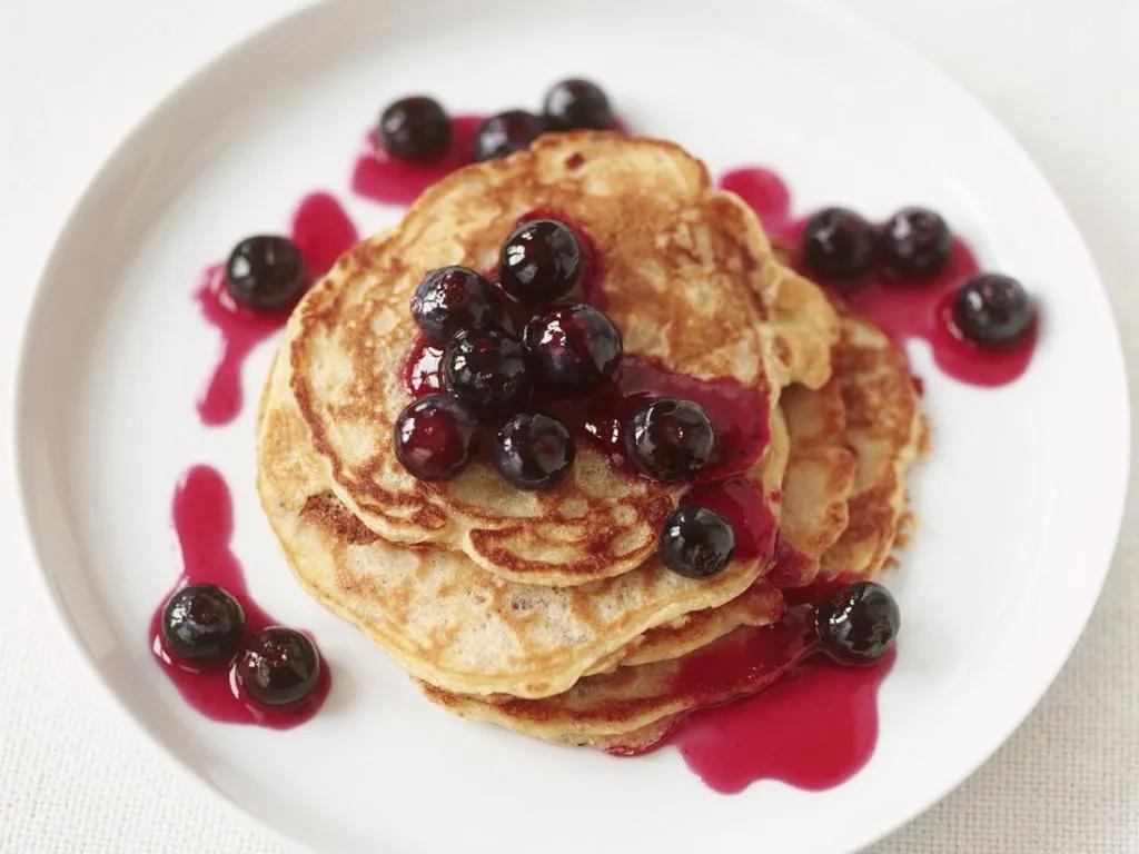 Kleine Pfannkuchen mit Heidelbeeren Rezept | EAT SMARTER