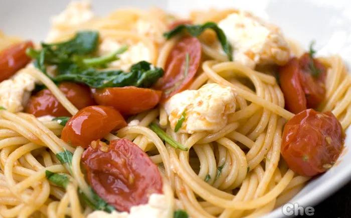 Spaghetti con rucola pomodorini e primo sale | Chezuppa!