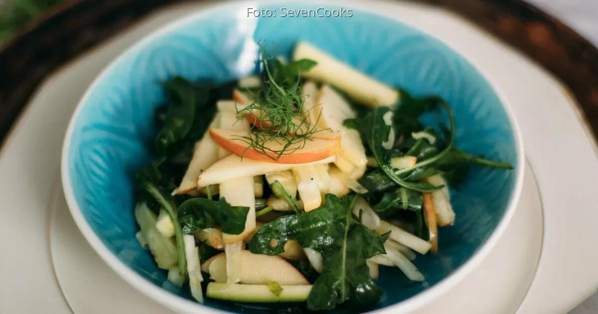 Apfel-Fenchel-Salat mit Rucola und Zucchini | SevenCooks