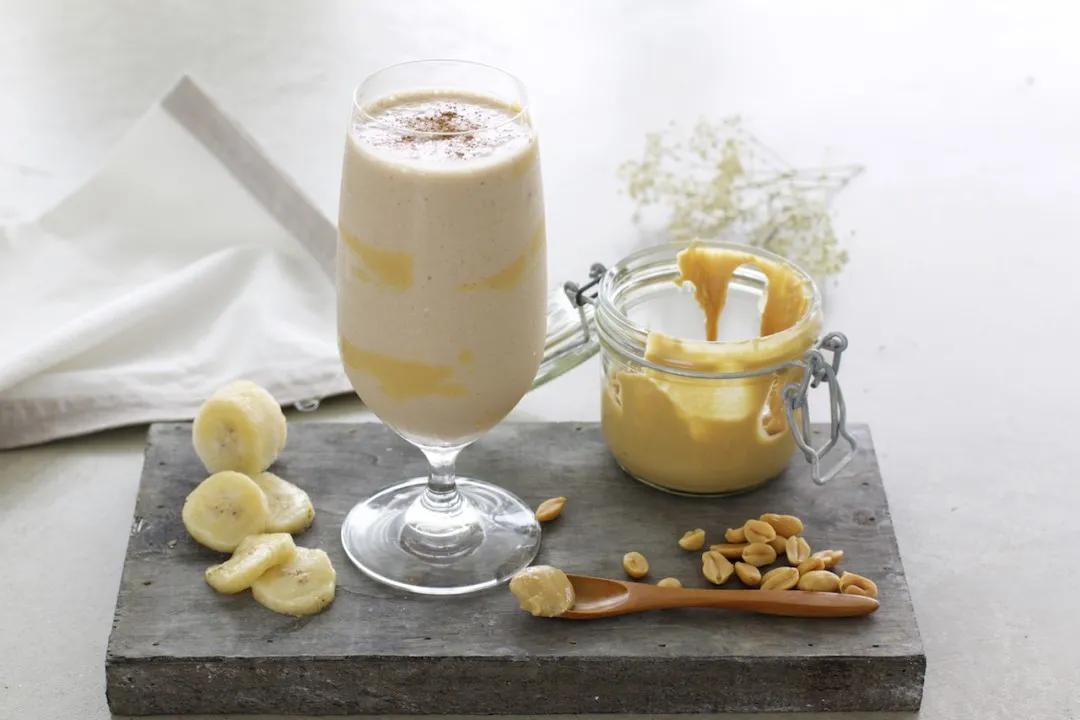 Proteinreich &amp; lecker: Erdnussmus-Bananen-Shake (vegan) - NaturallyGood