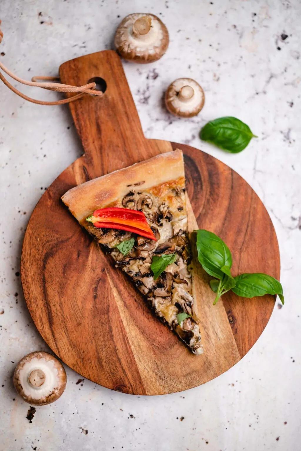 Vegane Pizza Bianca mit Pilzen — VEGANE VIBES