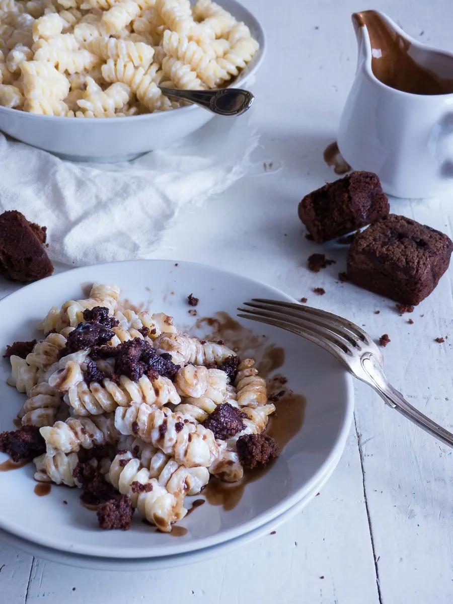 Vanille Milchnudeln mit Cappuccino-Schoko Sauce und Brownie Stückchen ...