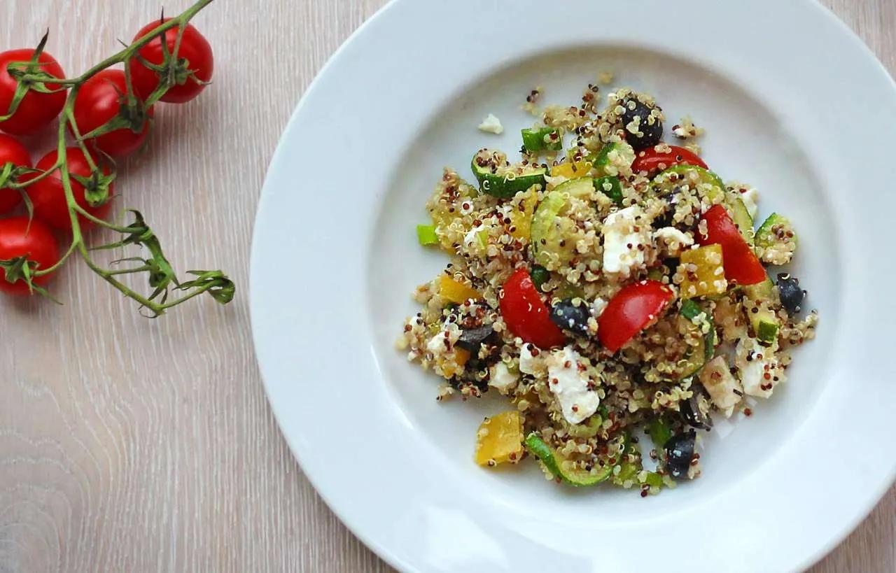 Quinoa-Salat mit geröstetem Gemüse und Schafskäse | familienfuchs 🦊