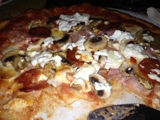 Pizza mit Ricotta, Pilzen, Schinken, Salami - Picture of Il Baro ...