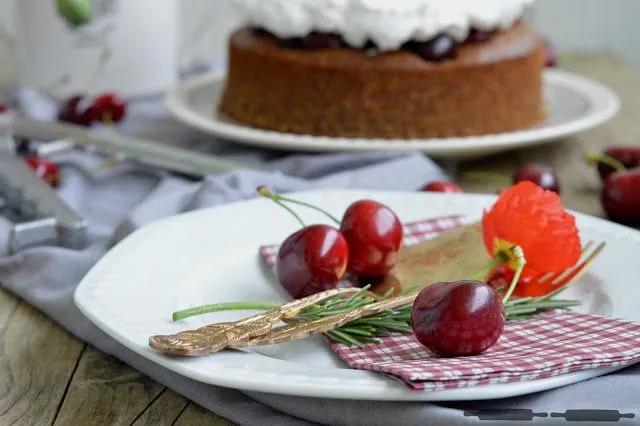 Rosen Mohn Torte mit versteckten Kirschen / Poppy Seed Cake with ...
