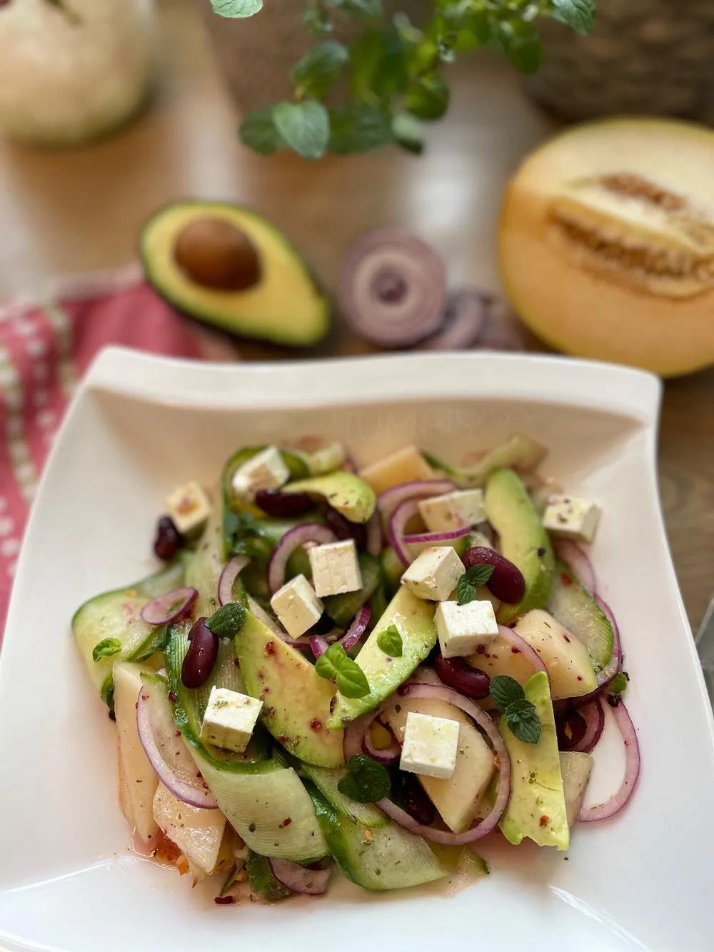 Leichter Melonen-Gurken-Salat mit Feta, Kidneybohnen und Avocado ...