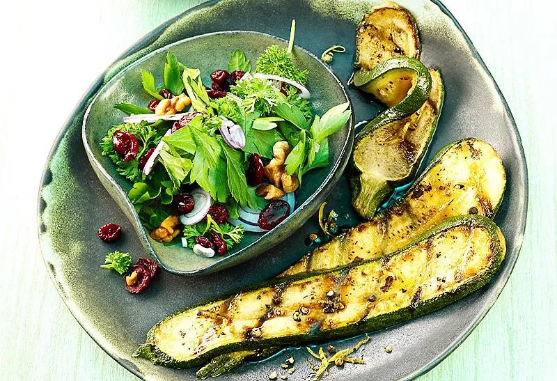 Gegrillte Zucchini mit Cranberry-Petersilien-Salat | Rezept » gesund.co.at