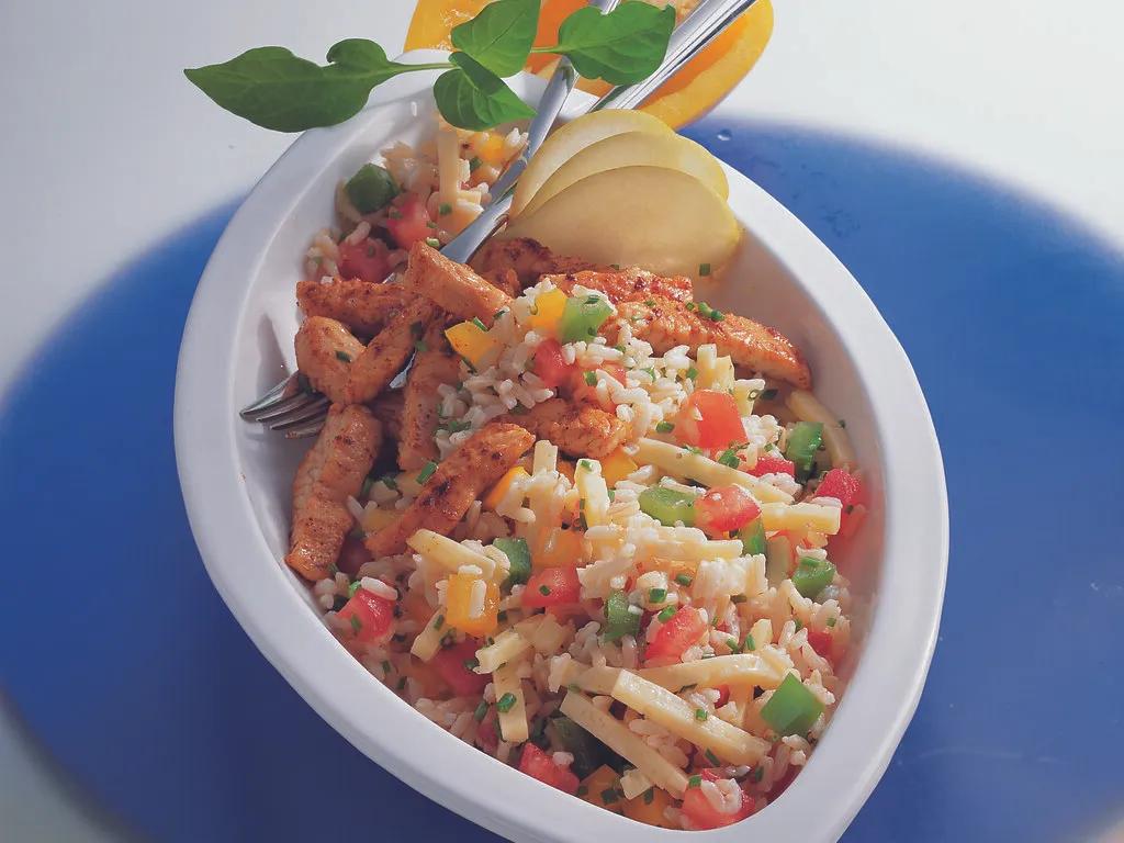 Reis-Käse-Salat mit Putenstreifen - einfach &amp; lecker | DasKochrezept.de