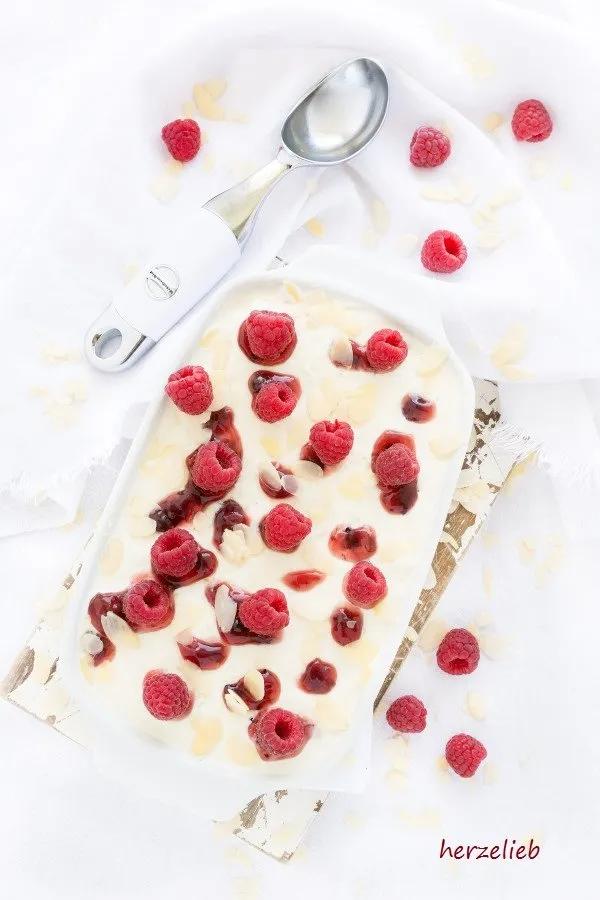 Milchreis-Eis mit Mandeln und roter Grütze - Risalamande
