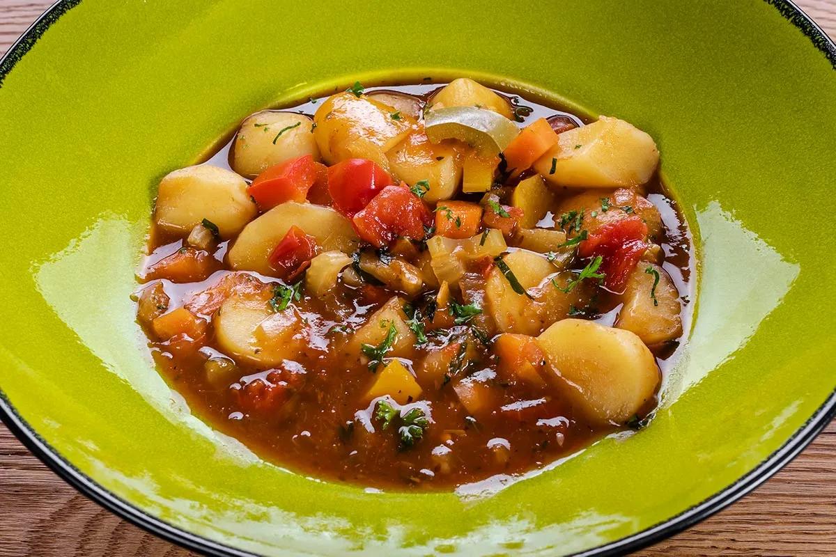 Vegetarisches Kartoffelgulasch mit den frisches Zutaten