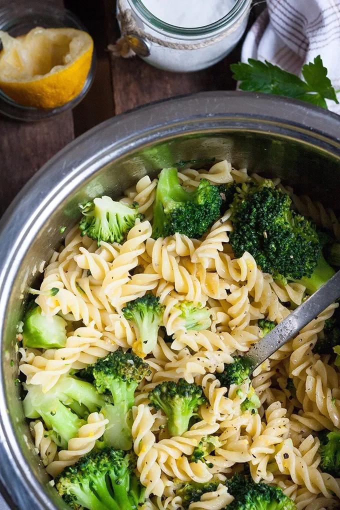 Brokkoli-Pasta mit Zitrone und Knoblauch - Kochkarussell