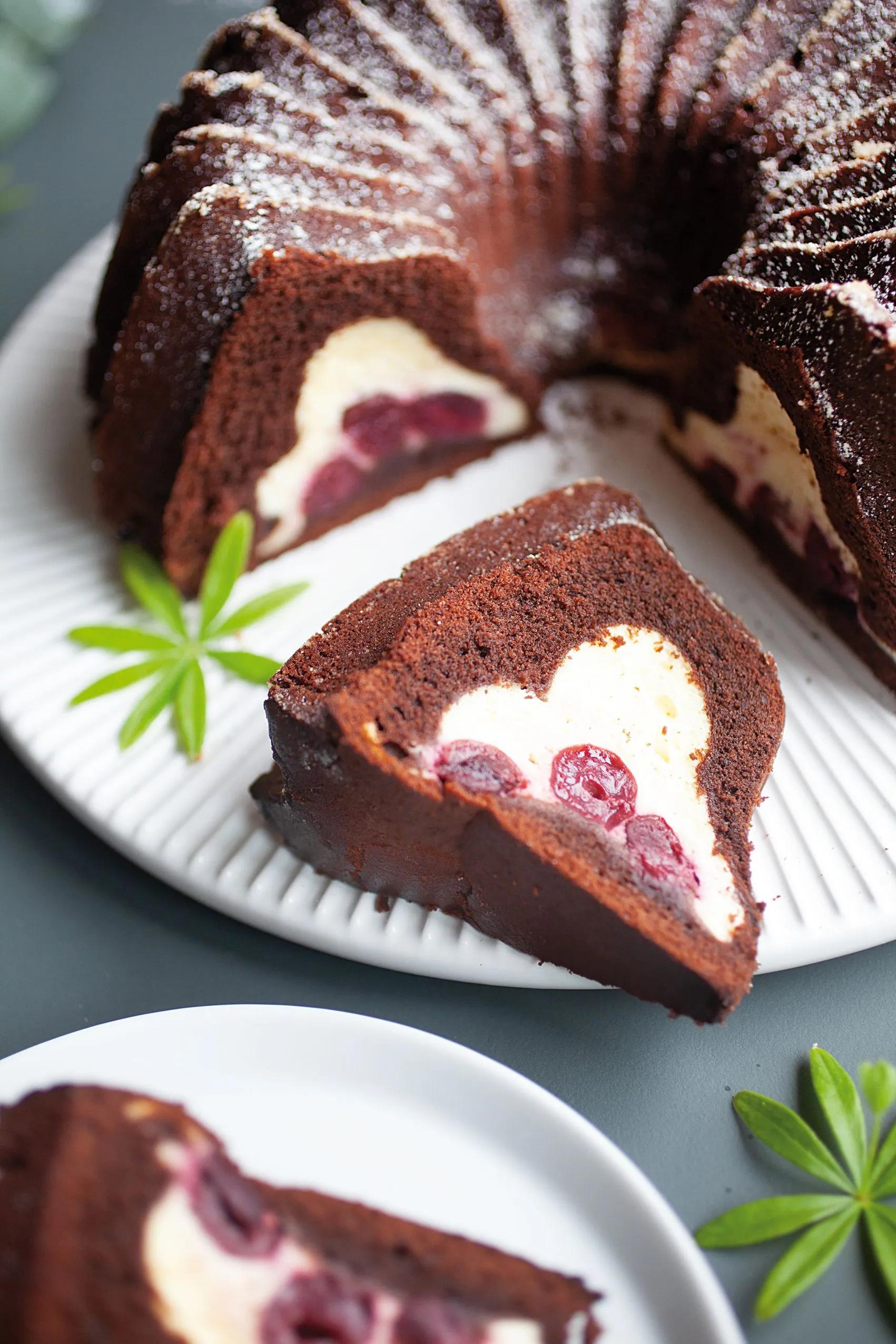 Cheesecake-Schokoladenkuchen mit Kirschen | Kuchen und torten rezepte ...