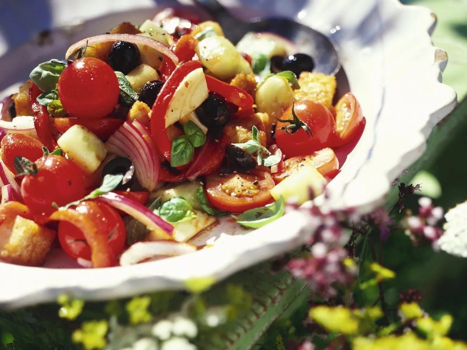 Brot-Gemüse-Salat aus der Toskana Rezept | EAT SMARTER