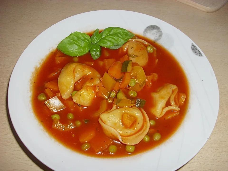 Leckere Gemüse - Tomaten - Suppe mit Tortellini von 2Küchenfeen ...