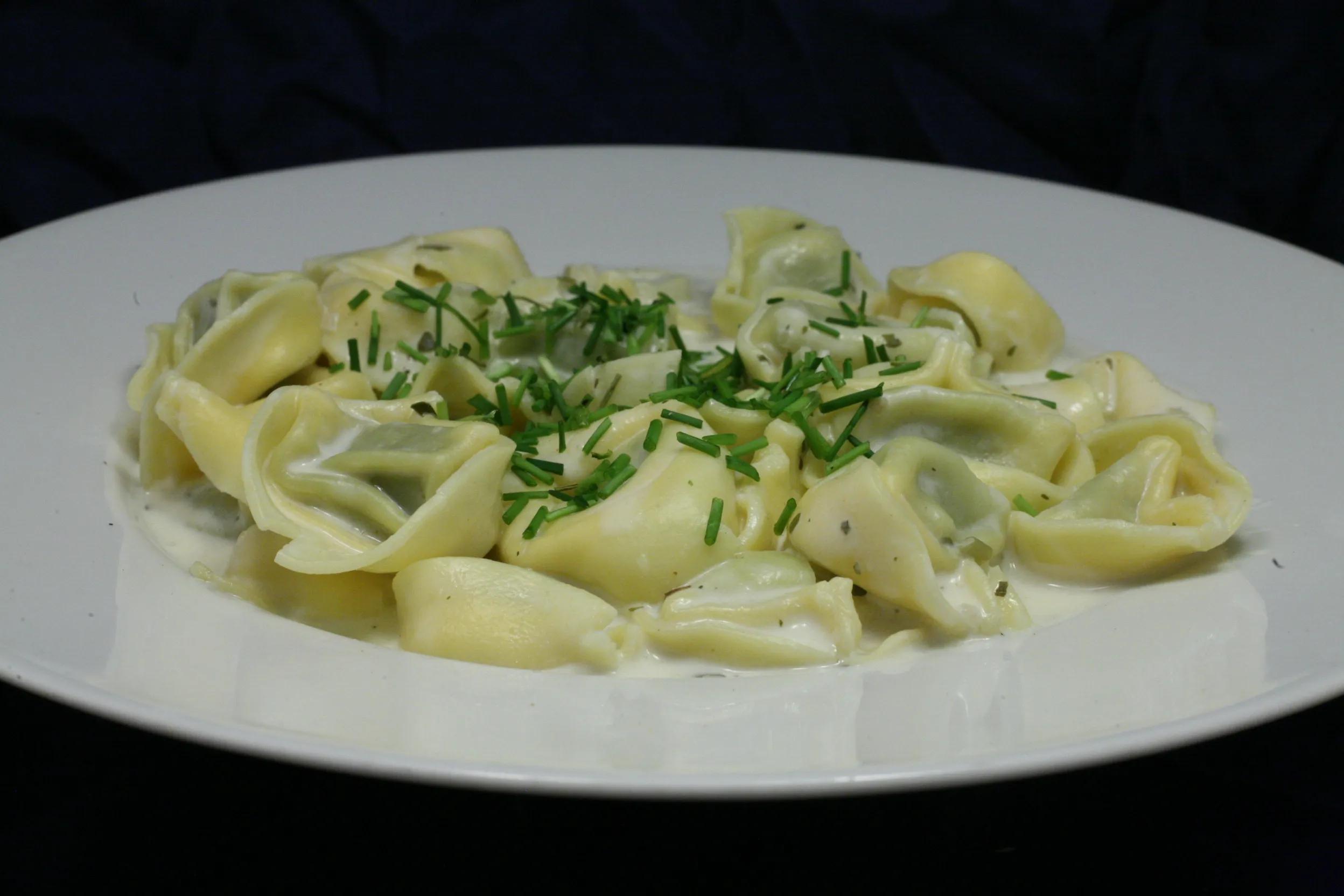 Tortellini mit Kräuter-Frisch-Käse - Nudelheissundhos