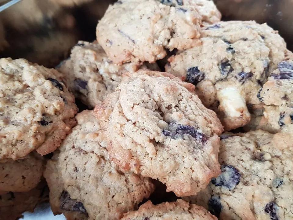 White and Dark Chocolate-Chip-Cookies mit Cranberries von lindiae| Chefkoch