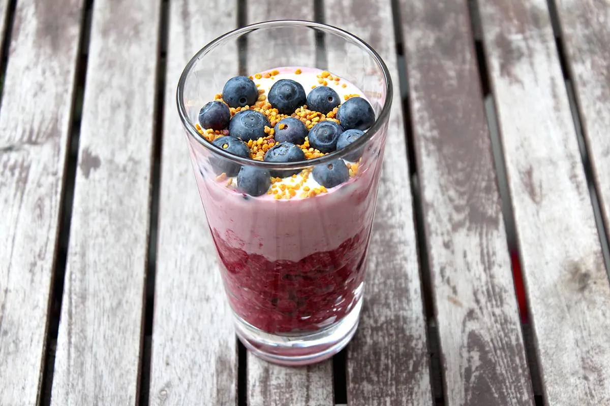 Beeren-Oats mit Blütenpollen - Overnight-Oats