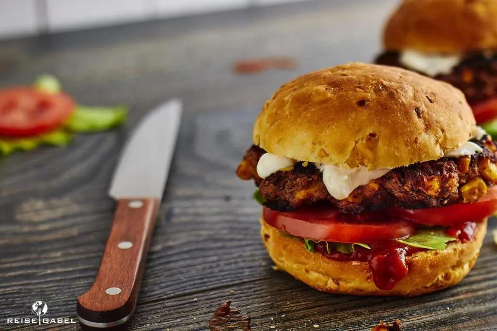 Bohnenburger mit Maisbuns - lecker und vegetarisch - Reisegabel