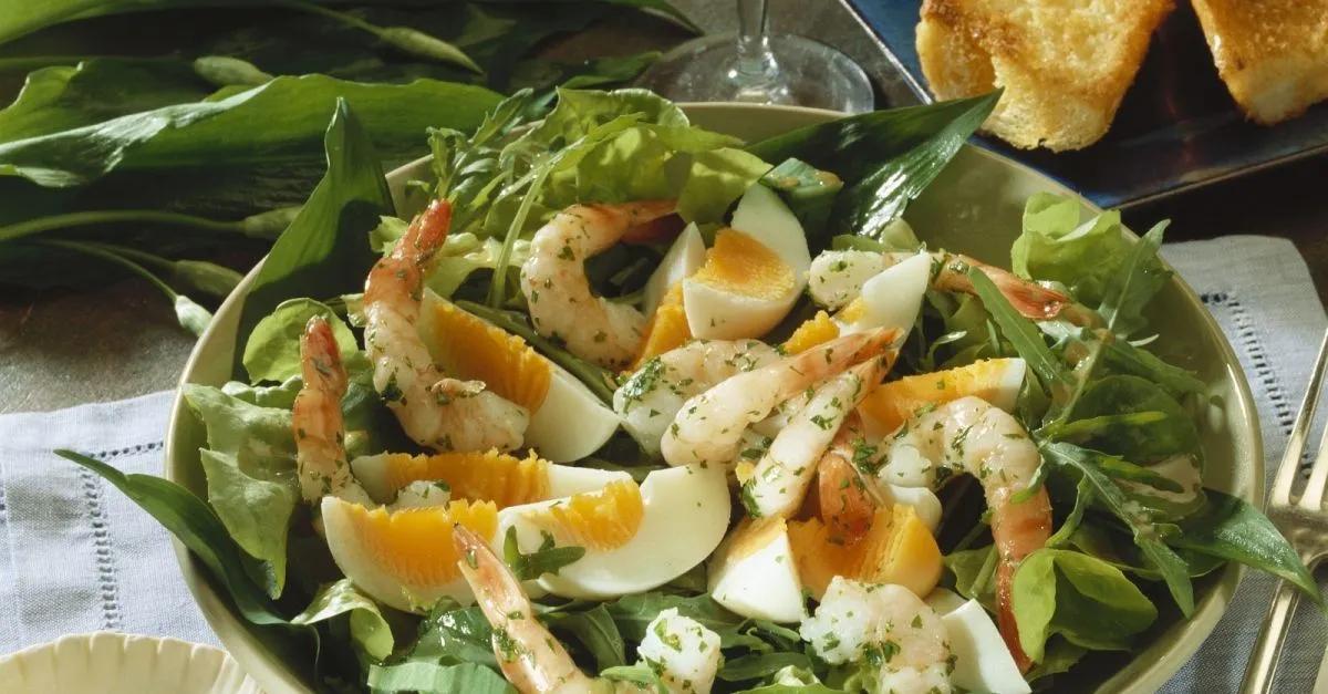 Salat aus Wildkräutern mit Eiern und Shrimps ist ein Rezept mit ...