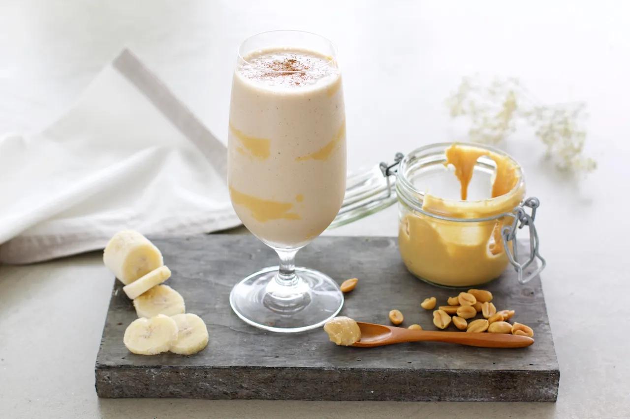 Proteinreich &amp; lecker: Erdnussmus-Bananen-Shake (vegan) - NaturallyGood