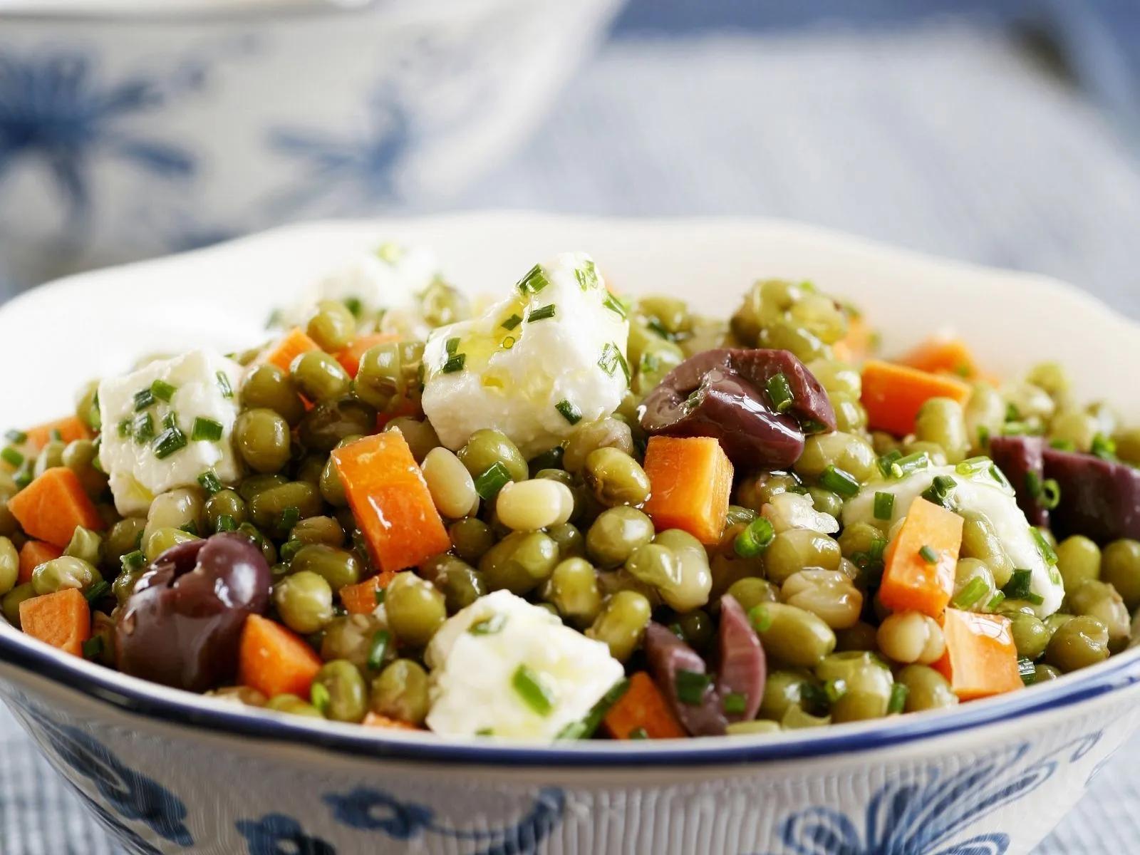 Möhren-Erbsen-Salat mit Schafskäse und Oliven Rezept | EAT SMARTER